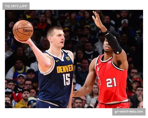 分析掘金队利用约基奇高位轴心发起肋部渗透战术